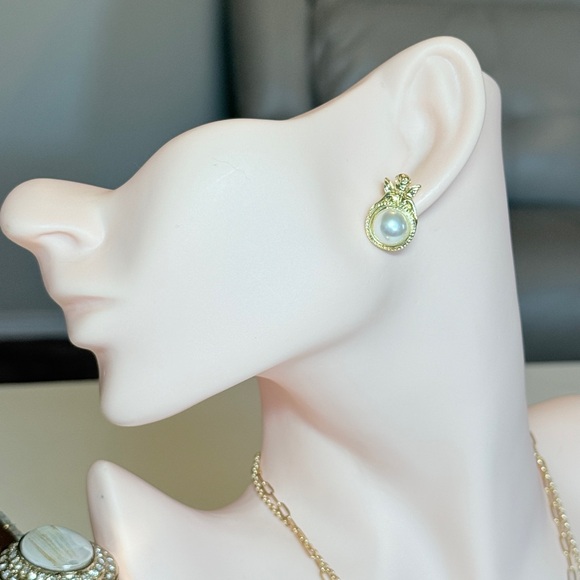 Minimalist Gold Pearl Earrings - Picture 3 of 11